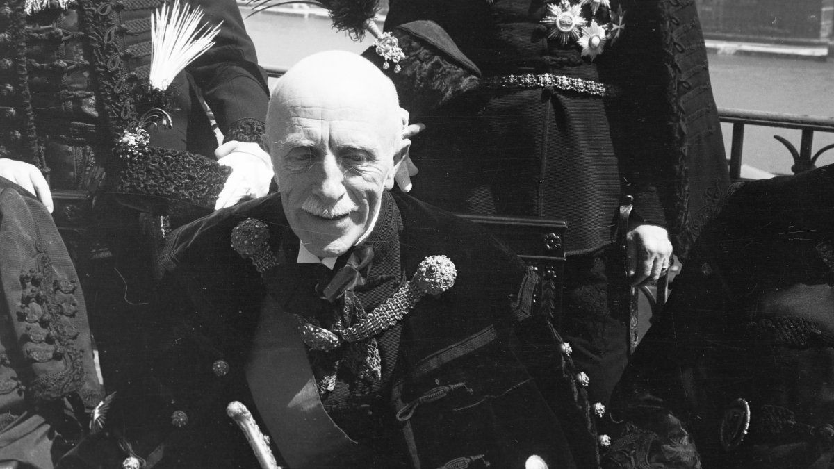 Keresztes-Fischer Ferenc belügyminiszter, az Imrédy-kormány tagja az eskütétel után a Sándor-palota terraszán_1938_fortepan_306187_Fortepan  Inkey Tibor.jpg